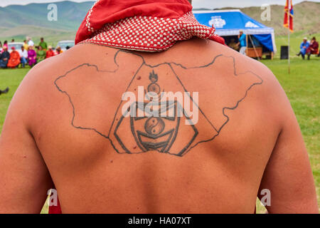 Mongolia, Bayankhongor provincia, Naadam, festival tradizionale, il lottatore che indossa un tatuaggio di mappa della Mongolia Foto Stock