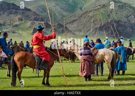 Mongolia, Bayankhongor provincia, Naadam, festival tradizionale, giovani nomad con loro Urga Foto Stock