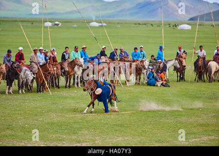 Mongolia, Bayankhongor provincia, Naadam, festival tradizionale, giovani nomad con loro Urga Foto Stock