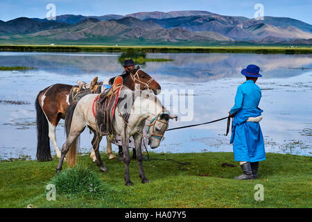 Mongolia, Bayankhongor provincia, Naadam, festival tradizionale, giovani nomad vicino a un lago Foto Stock