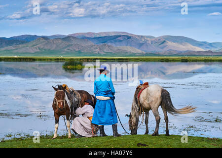 Mongolia, Bayankhongor provincia, Naadam, festival tradizionale, giovani nomad vicino a un lago Foto Stock