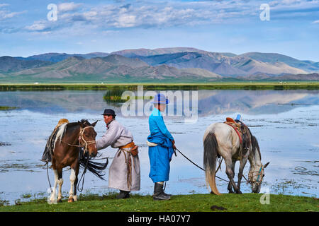 Mongolia, Bayankhongor provincia, Naadam, festival tradizionale, giovani nomad vicino a un lago Foto Stock