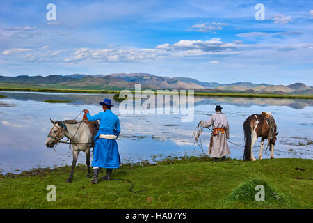 Mongolia, Bayankhongor provincia, Naadam, festival tradizionale, giovani nomad vicino a un lago Foto Stock