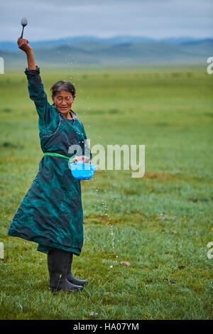 Mongolia, provincia Arkhangai, nomad donna fare un offerta a Tengri, lo spirito del cielo Foto Stock