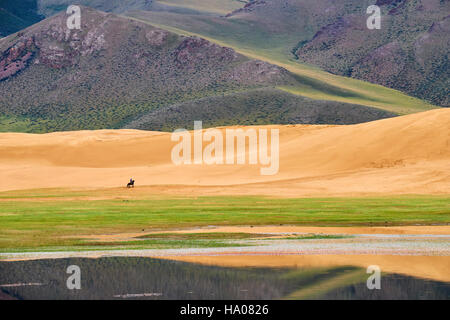 Mongolia, Zavkhan provincia, Har Nuur lake, horserider Foto Stock