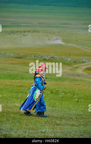 Mongolia, Uvs provincia, Mongolia occidentale, donna nomade nella steppa Foto Stock