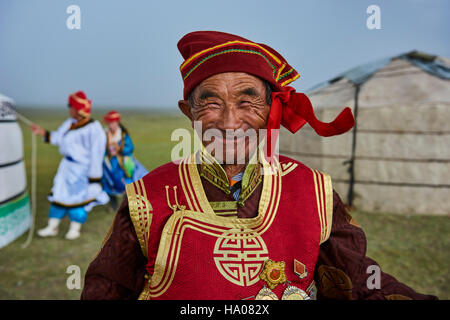 Mongolia, Uvs provincia, Mongolia occidentale, matrimonio nomade nella steppa, il ritratto di un uomo vecchio da Dorvod gruppo etnico Foto Stock