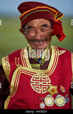 Mongolia, Uvs provincia, Mongolia occidentale, matrimonio nomade nella steppa, il ritratto di un uomo vecchio da Dorvod gruppo etnico Foto Stock