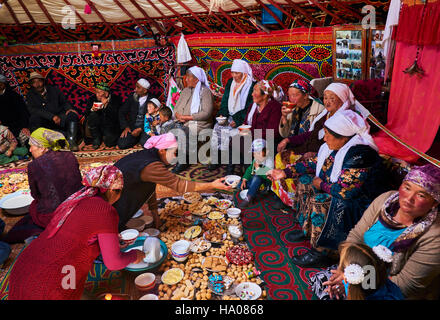Mongolia, Bayan-Ulgii provincia, Mongolia occidentale, campo nomadi del popolo kazako nella steppa, festival all'interno il yurt Foto Stock