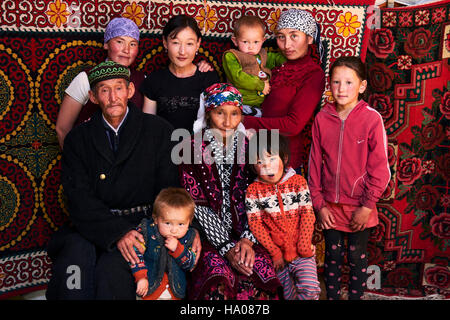 Mongolie, provincia de Bayan-Ulgii, région de l'Ouest, campement nomade des kazaco, famille il kazako à l'intérieur de leur yourte // Mongolia, Bayan-Ulgi Foto Stock