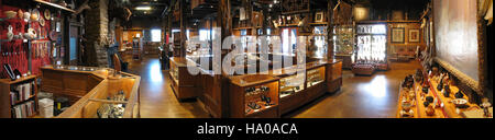 Il Verkamps Grand Canyon Store, situato sul South Rim, è stato uno storico centro commerciale che offre artigianato dei nativi americani, curiosità e souvenir. Il negozio è parte integrante dell'esperienza dei visitatori del Grand Canyon. Foto Stock