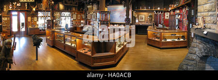 L'immagine del Grand Canyon Store di Verkamp fornisce una prospettiva storica, mostrando la vista a nord-est dal caminetto nel 2008. Verkamp's è stato a lungo un negozio di vendita al dettaglio e una stazione commerciale dei nativi americani nel South Rim del Grand Canyon. Foto Stock