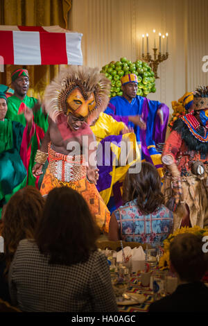 Alton Fitzgerald White e la First Lady Michelle Obama partecipano all'Epicurious Healthy Lunch Challenge presso il Dipartimento dell'Agricoltura degli Stati Uniti. L'evento promuove un'alimentazione sana per i bambini, in linea con le iniziative di nutrizione e benessere dell'USDA. Foto Stock