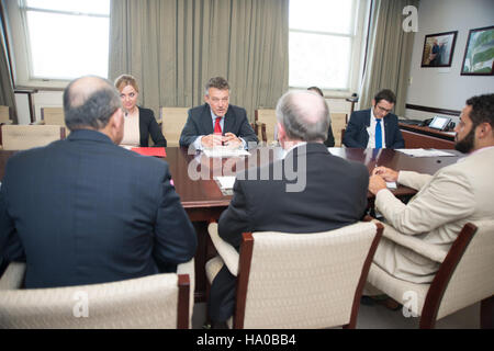 Una foto dell'ambasciatore polacco Shea con i funzionari del servizio di ispezione sanitaria per animali e piante (APHIS) dell'USDA, che sottolinea la collaborazione internazionale nella protezione dell'agricoltura e delle risorse naturali degli Stati Uniti. Foto Stock