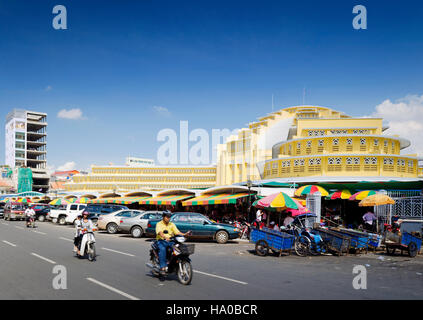 Psar Thmei mercato centrale e strada di Phnom Penh Cambogia città Foto Stock