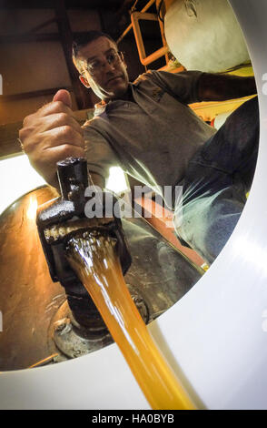 Presso il laboratorio di scienze biologiche dell'USDA Agricultural Research Service di Beltsville, MD, i ricercatori estraggono il miele dall'Apiary del People's Garden. Questo processo sostiene la ricerca sulla salute delle api e sulle pratiche agricole per una produzione alimentare sostenibile. Foto Stock