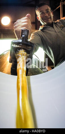 Presso l'Agricultural Research Service (ARS) del Dipartimento dell'Agricoltura degli Stati Uniti a Beltsville, Maryland, i ricercatori estraggono il miele utilizzando la tecnologia delle centrifughe presso il People's Garden Apiary. Il lavoro sostiene la scienza agricola e le pratiche di apicoltura sostenibili, contribuendo a migliorare l'impollinazione delle colture e la produzione di miele. Foto Stock