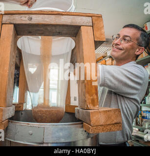 All'Andy Ulsamer Biological Science Lab dell'USDA Agricultural Research Service di Beltsville, Maryland, i ricercatori estraggono il miele utilizzando tecniche di centrifugazione avanzate, sostenendo l'innovazione agricola e pratiche agricole sostenibili. Foto Stock