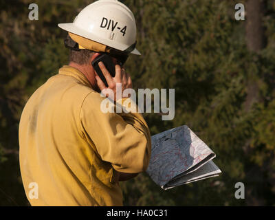 Vigili del fuoco che rispondono all'incendio del complesso Happy Camp in California, evidenziando gli sforzi nella gestione degli incendi, nelle tecniche antincendio e nella conservazione della natura. Foto Stock