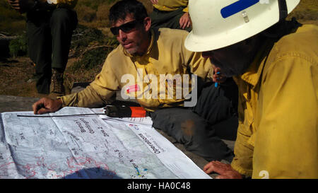 Il Fire Happy Camp Complex in California, mostrato durante un incendio, sottolinea l'importanza della gestione degli incendi e degli sforzi antincendio per proteggere le terre e le comunità pubbliche. Foto Stock