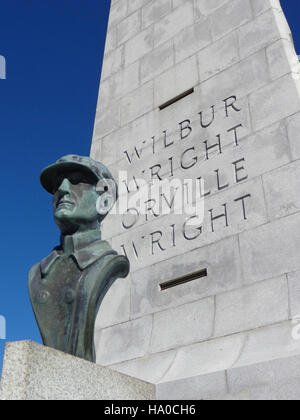 Un busto di Wilbur Wright, uno dei pionieri fratelli Wright, si erge come tributo al Wright Brothers National Memorial. La scultura onora i loro successi nella storia dell'aviazione. Il memoriale, situato nella Carolina del Nord, è un sito significativo per riconoscere i contributi di Orville e Wilbur Wright al volo moderno. Foto Stock