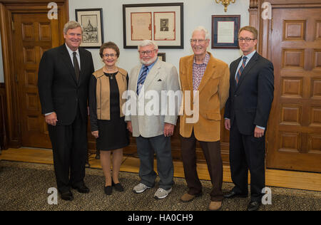 15412306152 usdagov Segretario Tom Vilsack con volontari Foto Stock