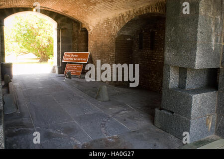 Drytortugasnps 6022653288 La passerella dalle barche conduce nella porta di Sally, l'ingresso di Fort Jefferson. Foto Stock