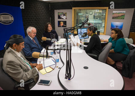 Il Food and Nutrition Service (FNS) dell'USDA collabora con le nazioni tribali per migliorare l'accesso al cibo e la nutrizione per le comunità sottoservite. L'FNS lavora per sostenere stili di vita più sani attraverso iniziative come l'assistenza alimentare e l'educazione nutrizionale, specialmente nelle comunità dei nativi americani come la Nazione Navajo. Foto Stock