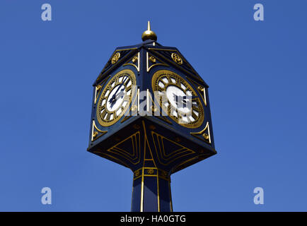Grande Orologio in Walsall sulla giornata di sole . Grande Orologio da blue sky nel Regno Unito Foto Stock