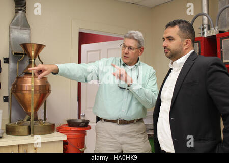 Il sottosegretario aggiunto dell'Agricoltura Elvis Cordova visita le strutture GIPSA di League City, Texas, osservando le operazioni di classificazione dei laboratori e discutendo le norme e le pratiche agricole con i membri del personale. Foto Stock