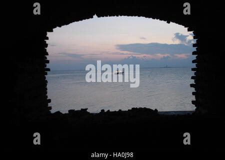La vista verso ovest da Fort Jefferson al crepuscolo nel Dry Tortugas National Park offre uno splendido tramonto sul Golfo del Messico, evidenziando la bellezza costiera e il significato storico del parco. Foto Stock