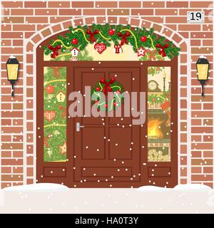 Natale decorato e illuminato, porta di ingresso di casa con luce di posizione finestra, garland, corona. Facciata di mattoni rossi con albero di natale, i fiocchi di neve, fuoco Illustrazione Vettoriale