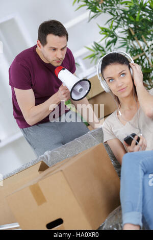 Infelice giovane aventi argomento o rompere fino a casa Foto Stock