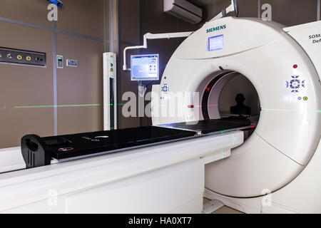 Calcolatore Siemens tomografo produce immagini di verifica dei pazienti nel ciclotrone Bronowice Centro in Cracovia in Polonia Foto Stock