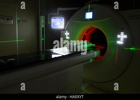 Calcolatore Siemens tomografo produce immagini di verifica dei pazienti nel ciclotrone Bronowice Centro in Cracovia in Polonia Foto Stock