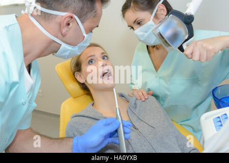 Dentista la verifica di un client le gengive Foto Stock