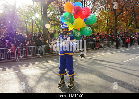 HI-Roller Skating clown con palloncini colorati Foto Stock