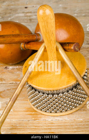 Tradizionale assortiti piccoli strumenti a percussione su un sfondo di legno Foto Stock