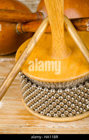 Tradizionale assortiti piccoli strumenti a percussione su un sfondo di legno Foto Stock