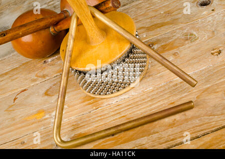 Tradizionale assortiti piccoli strumenti a percussione su un sfondo di legno Foto Stock