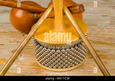 Tradizionale assortiti piccoli strumenti a percussione su un sfondo di legno Foto Stock