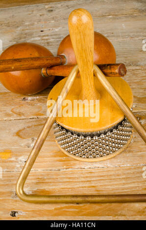 Tradizionale assortiti piccoli strumenti a percussione su un sfondo di legno Foto Stock