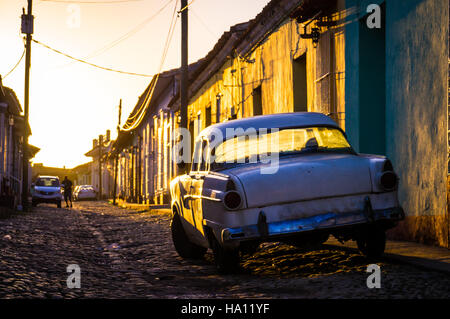 Trinidad, Cuba: Street con oldtimer al tramonto Foto Stock