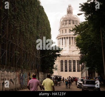 I cubani che cammina verso il capitol a l'Avana Foto Stock