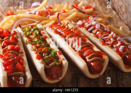 Takeaway: hot dog e patatine fritte sul tavolo. orizzontale, rustico Foto Stock