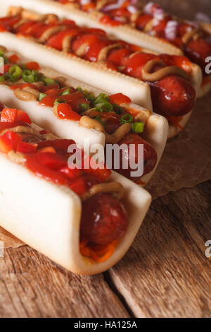 Una varietà di freschi hot dogs macro sul piano verticale. Foto Stock