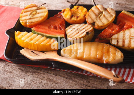 Frutta Fresca mela, melone, pera, anguria e pesca su una padella per grigliare closeup. orizzontale Foto Stock