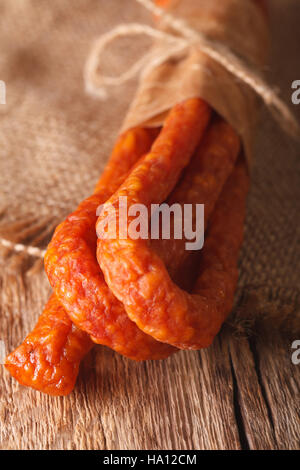 Salsiccia o macro kabanos su vintage di tavole di legno verticale. Foto Stock