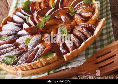 Pane appena sfornato fette di torta di prugne vicino sul tavolo orizzontale. Foto Stock