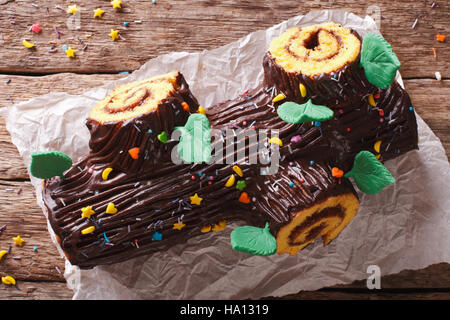 Cioccolato tradizionale Natale rotolo di registro vicino sul tavolo. vista orizzontale dall'alto. Stile rustico Foto Stock